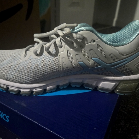 Brand new/ Never worn. Asics running shoes - Picture 3 of 7